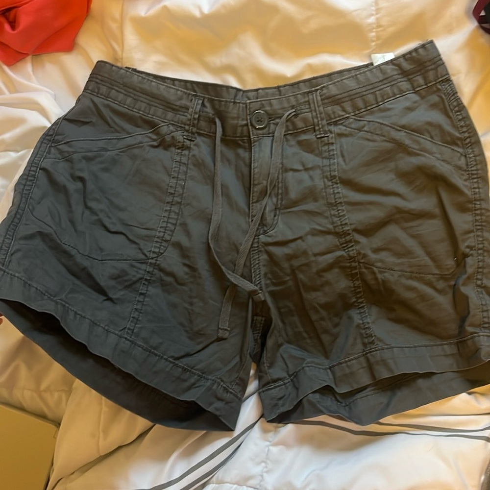 Adjustable cargo shorts